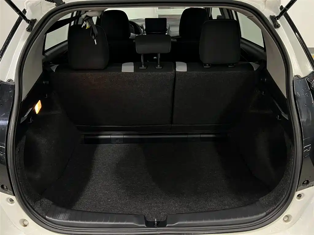 Toyota Yaris L 2022 — фото 7