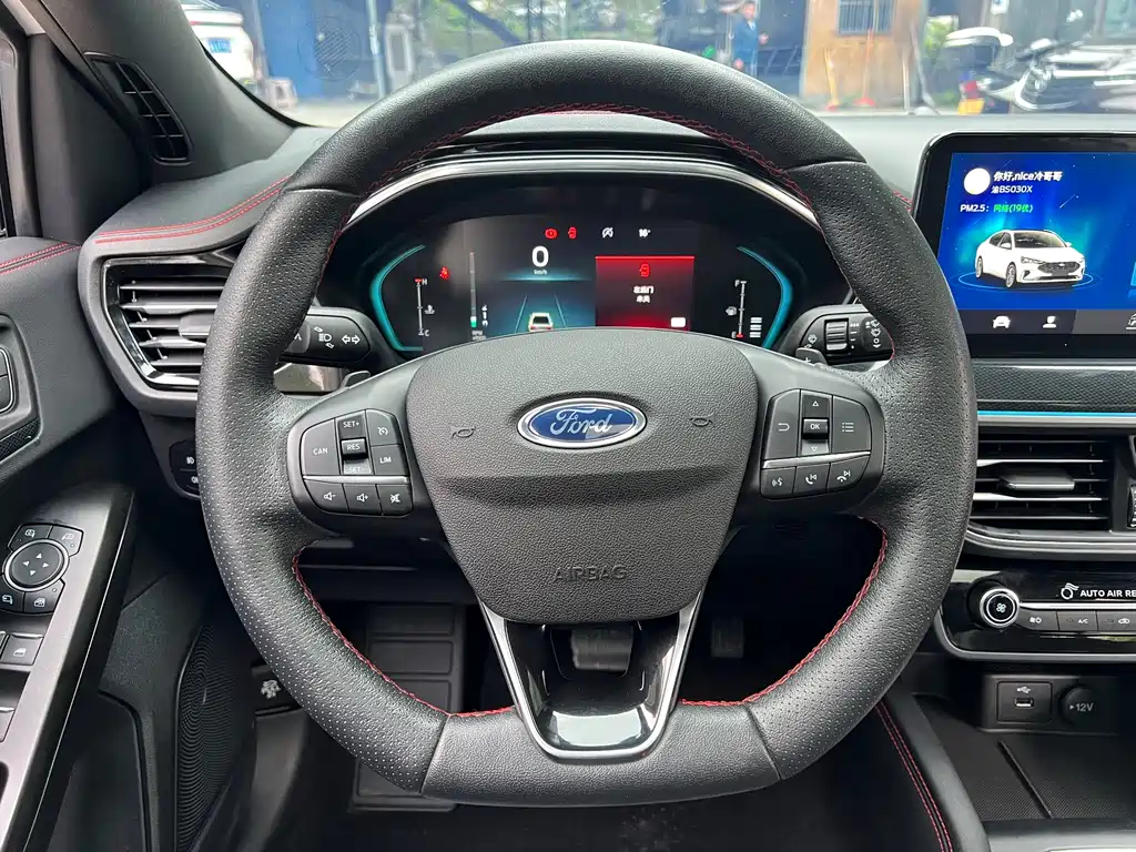 Ford Focus 2023 — фото 12
