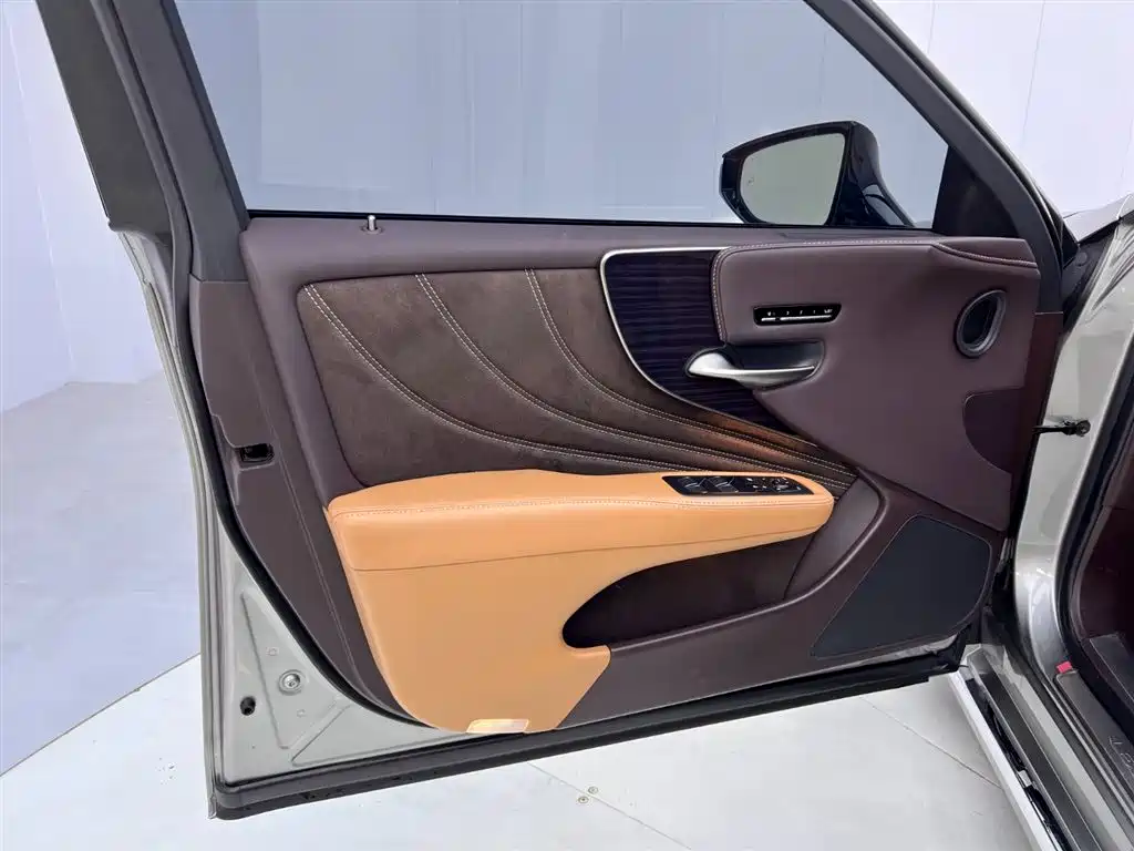 Lexus LS 2020 — фото 15