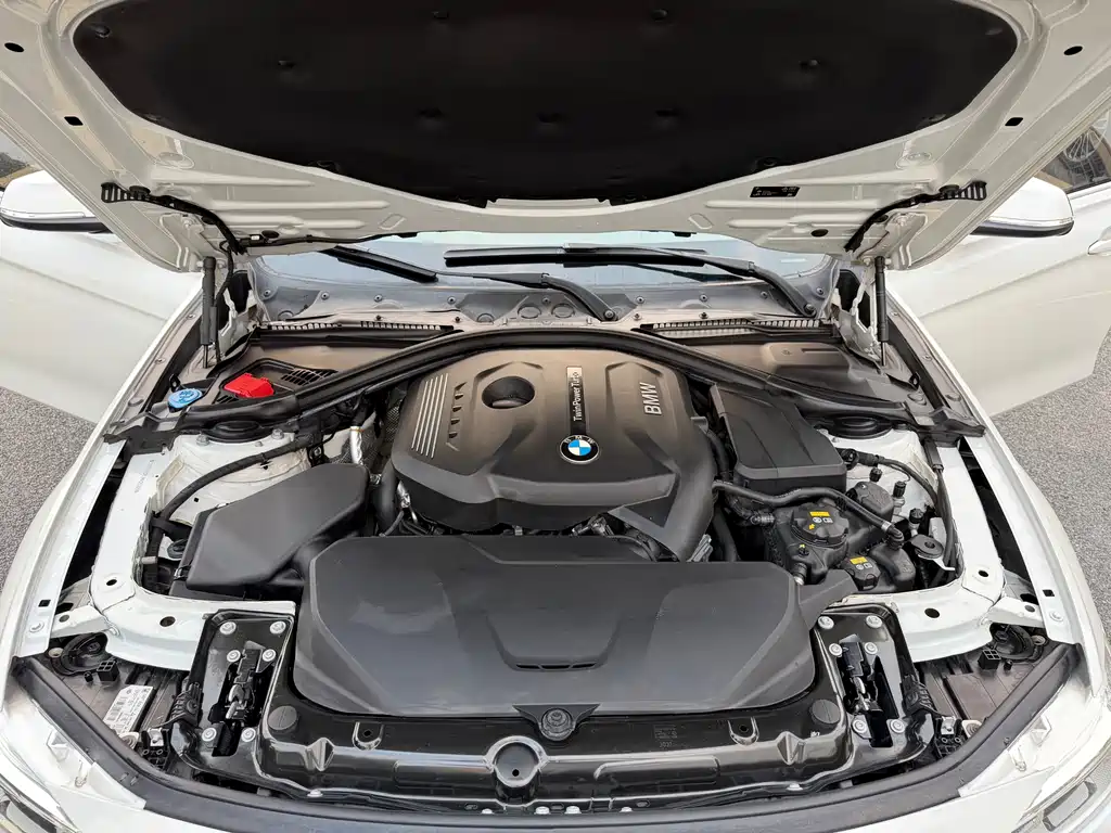 BMW 3 Series 2018 — фото 14