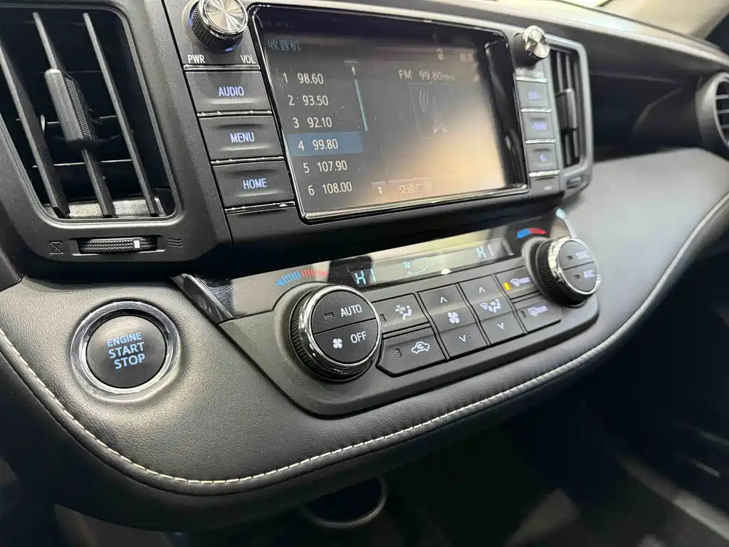 Toyota RAV4 2018 — фото 12