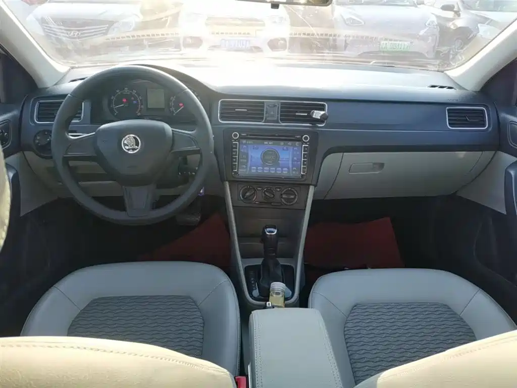 Skoda Rapid 2015 — фото 10