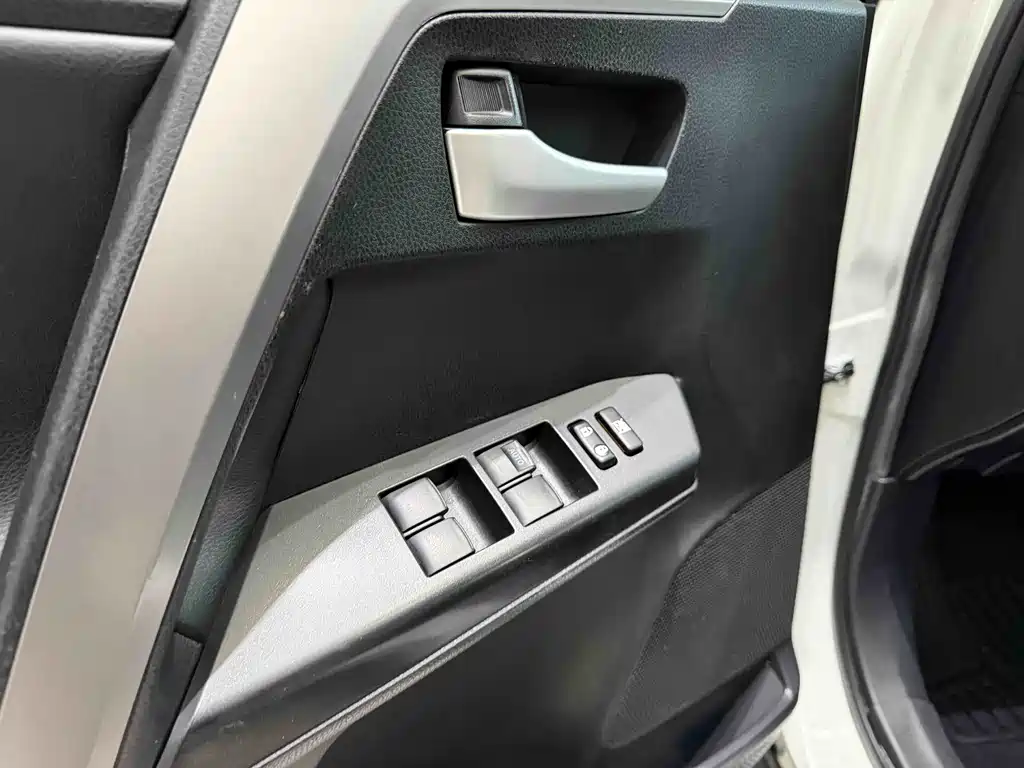 Toyota RAV4 2018 — фото 11