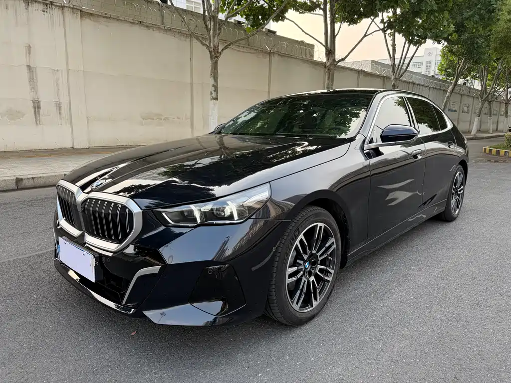 BMW 5 Series 2025 — фото 1