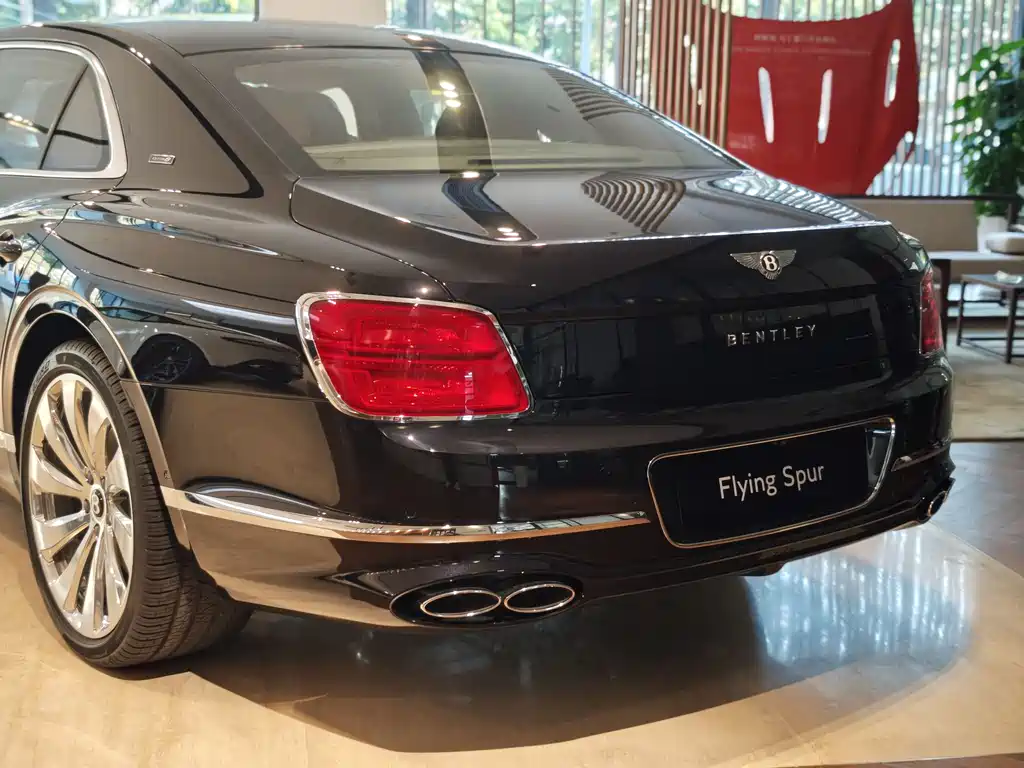 Bentley Flying Spur — фото 2