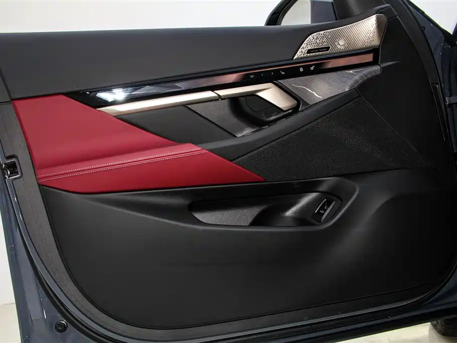 BMW 5 Series 2025 — фото 16
