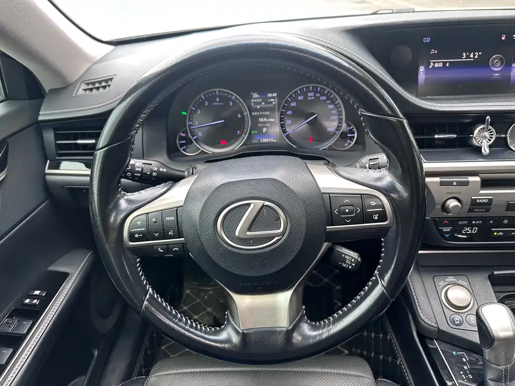 Lexus ES 2017 — фото 8