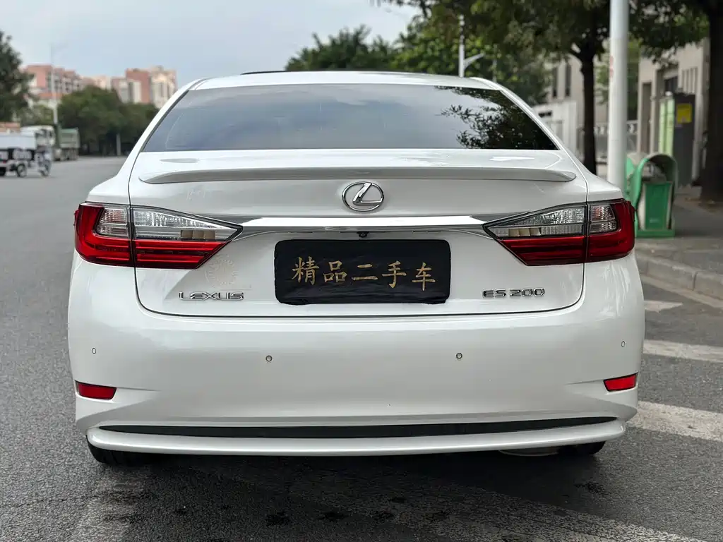 Lexus ES 2017 — фото 15