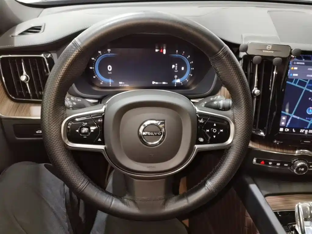 Volvo XC60 2022 — фото 17