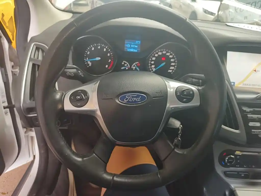 Ford Focus 2014 — фото 11