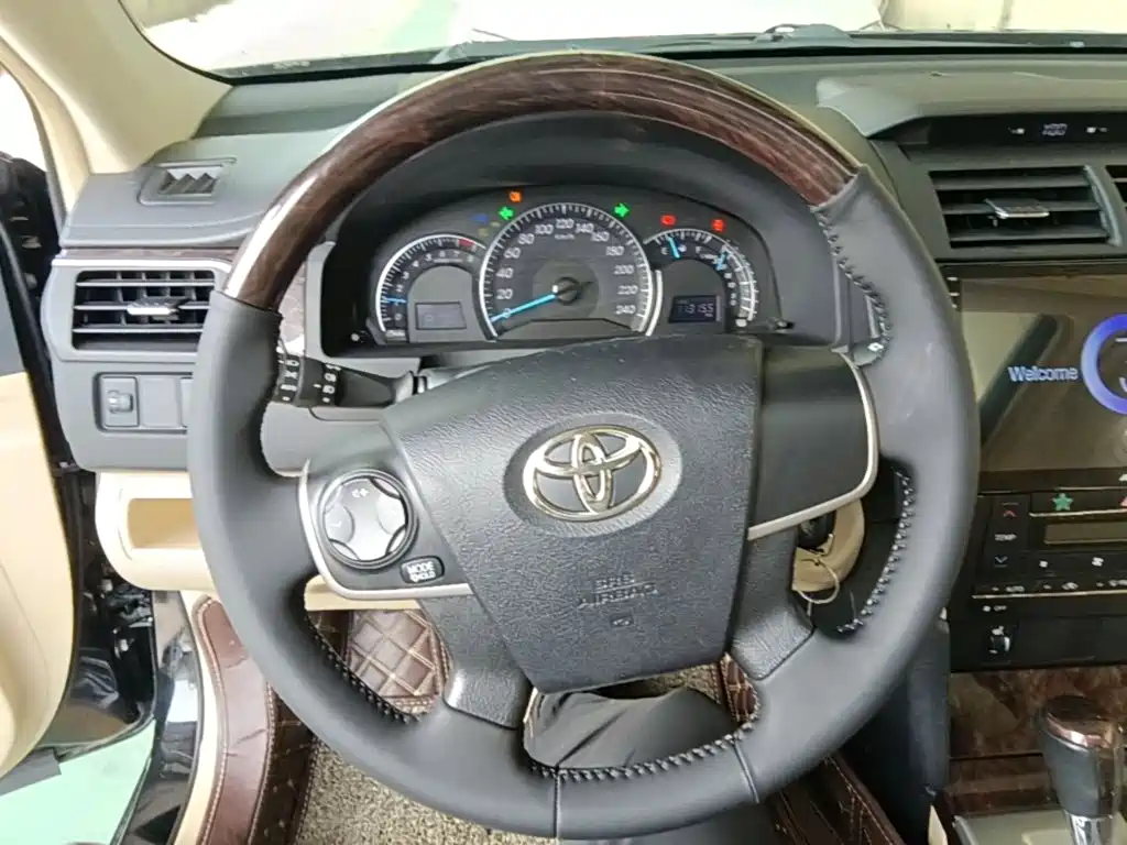 Toyota Camry 2015 — фото 11