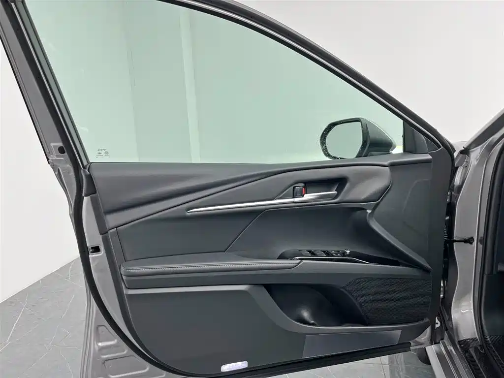 Toyota Camry 2025 — фото 12