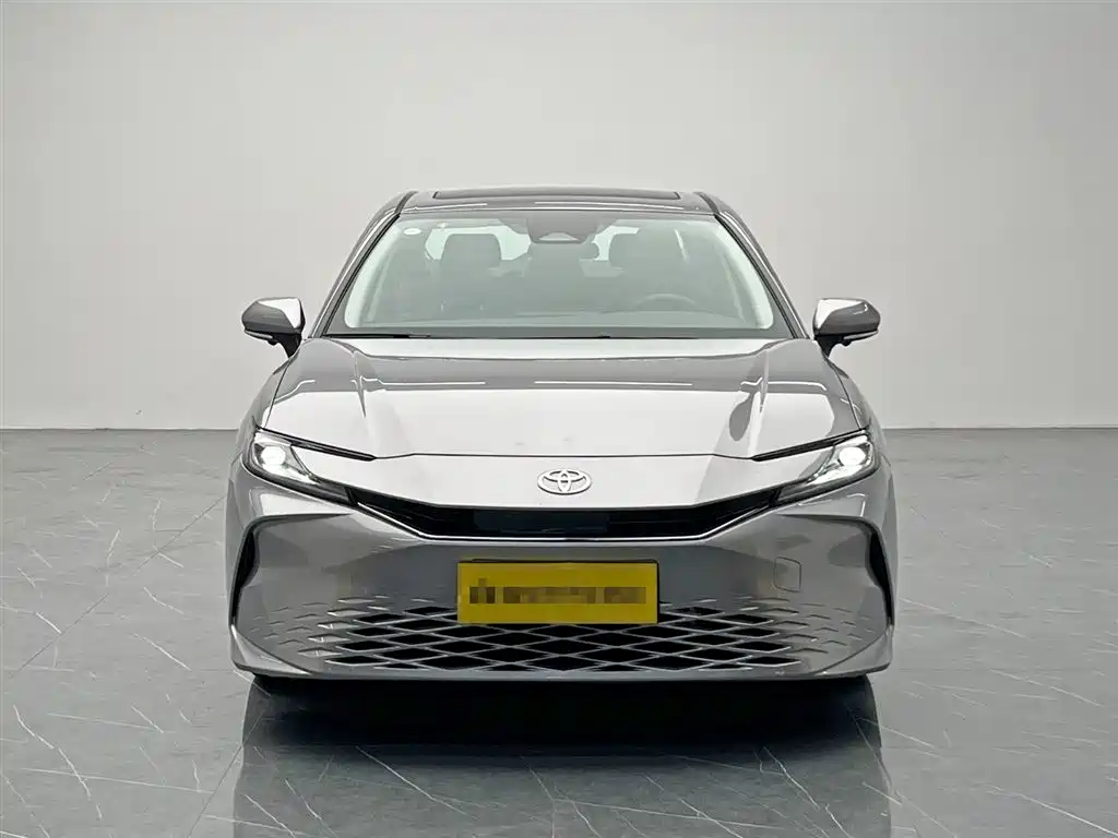 Toyota Camry 2025 — фото 2