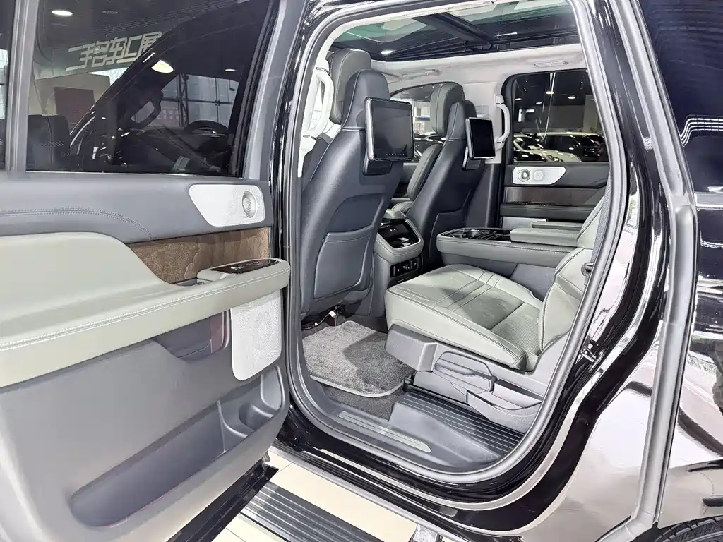 Lincoln Navigator 2023 — фото 12