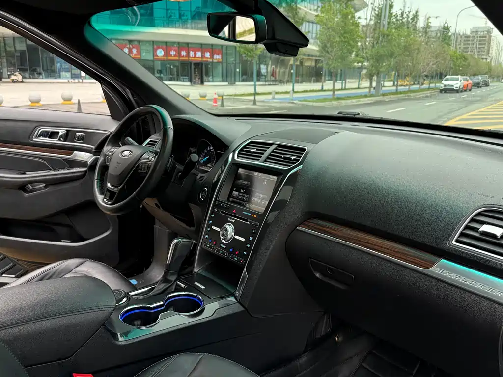 Ford Explorer 2016 — фото 10
