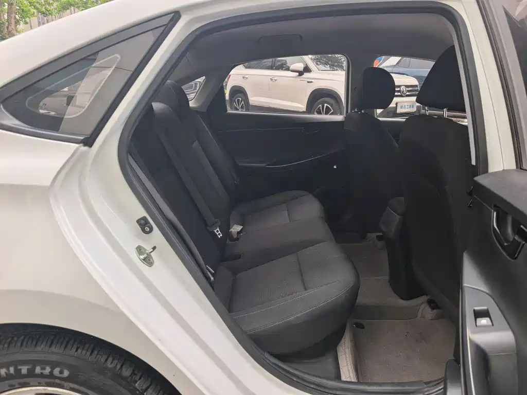 Hyundai Elantra 2019 — фото 18