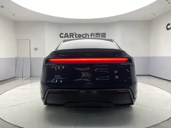 Tesla Model Y 2025