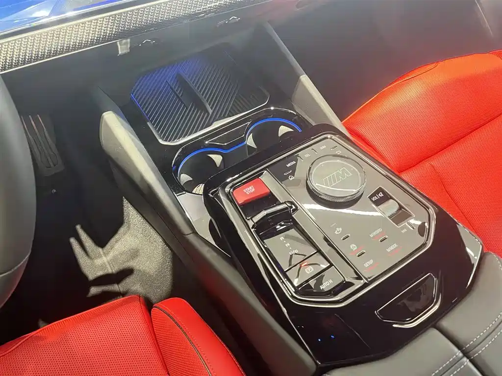 BMW M5 New Energy 2025 — фото 16