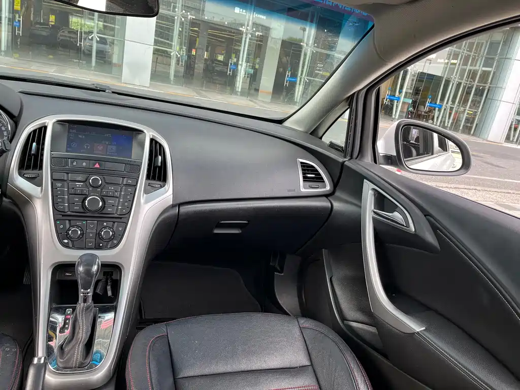 Buick Excelle 2015 — фото 17