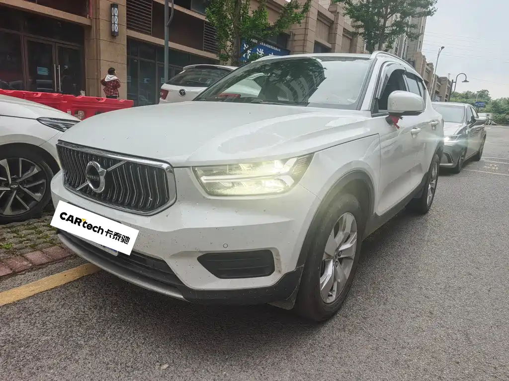 Volvo XC40 2022 — фото 1