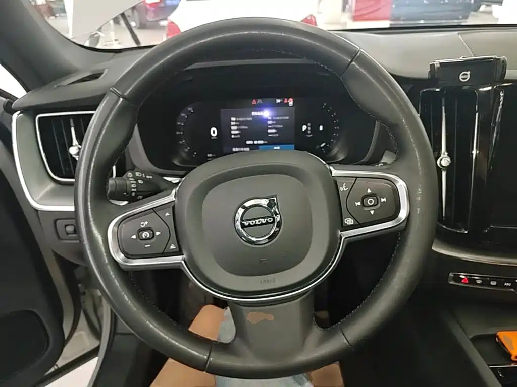 Volvo XC60 2022 — фото 11