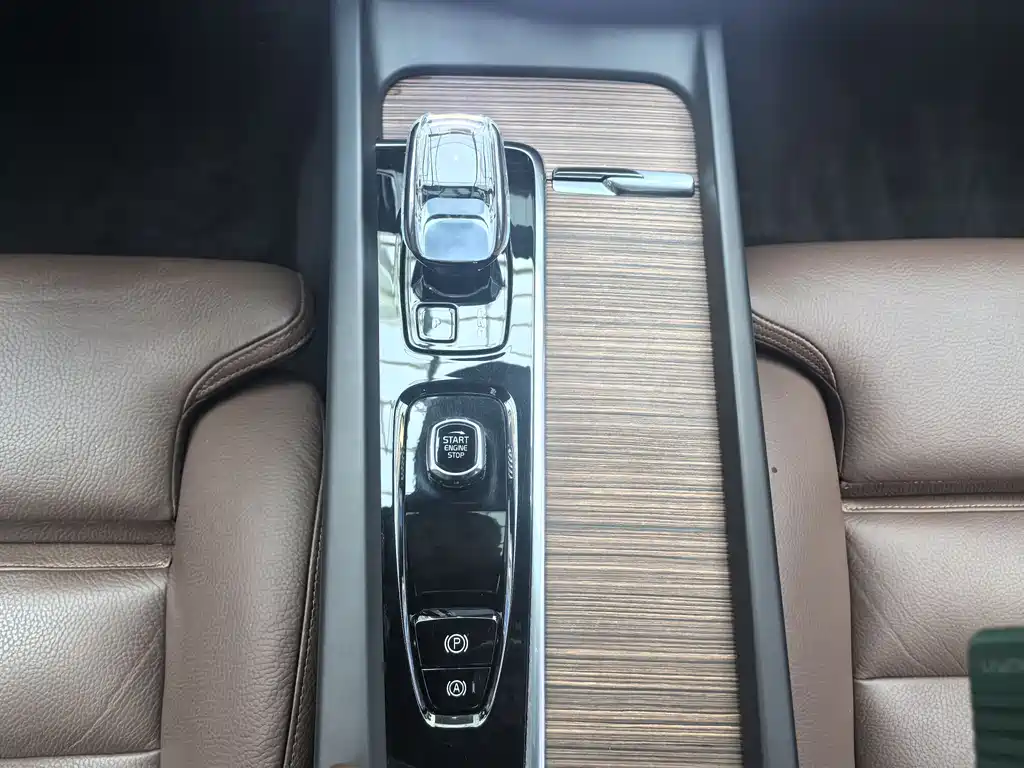 Volvo XC60 2022 — фото 14