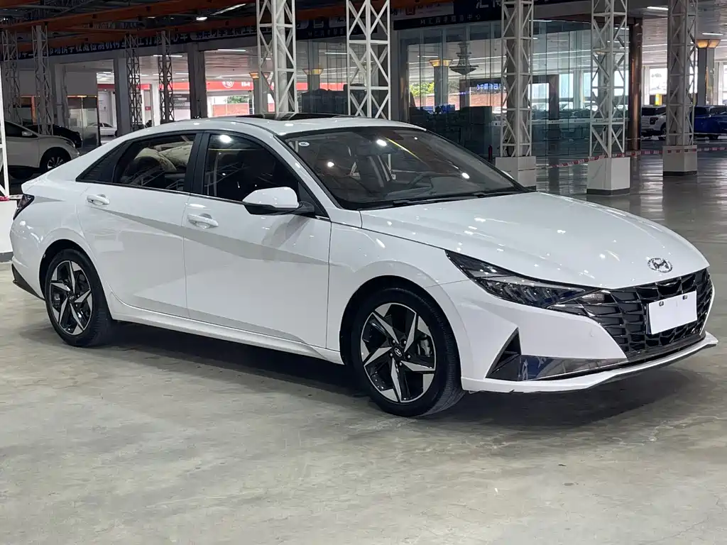 Hyundai Elantra 2023 — фото 3