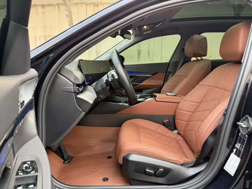BMW 5 Series 2025 — фото 10