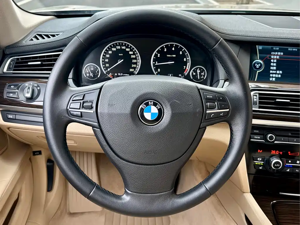 BMW 7 Series 2011 — фото 10