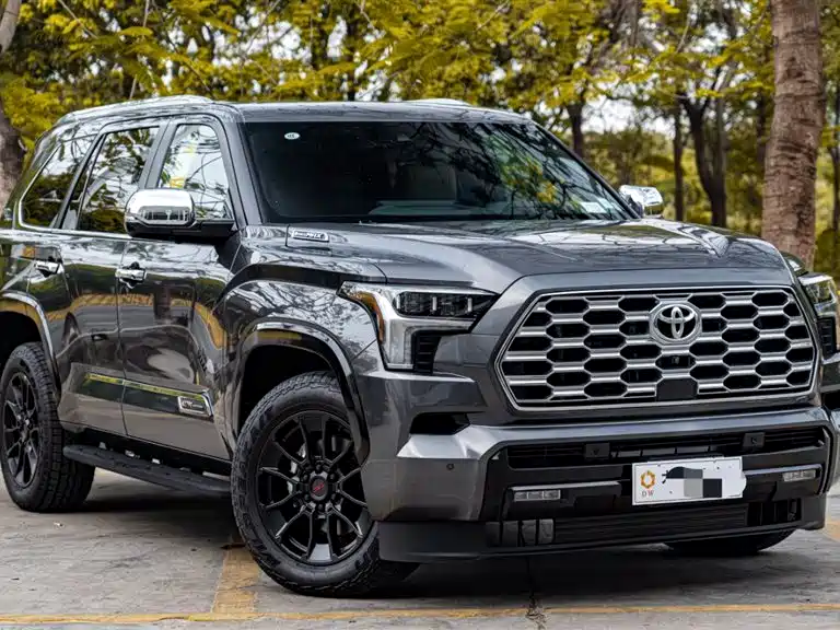 Toyota Sequoia — фото 3