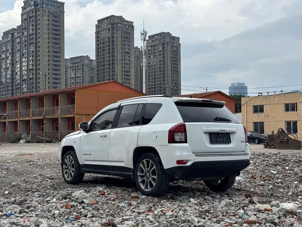 Jeep Compass 2015 — фото 9