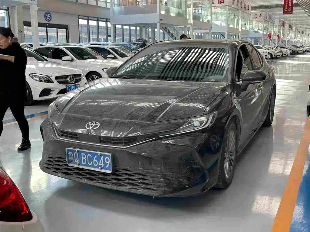 Toyota Camry 2025 — фото 1