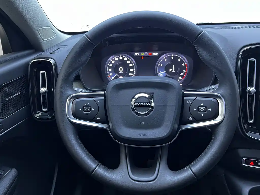 Volvo XC40 2020 — фото 20