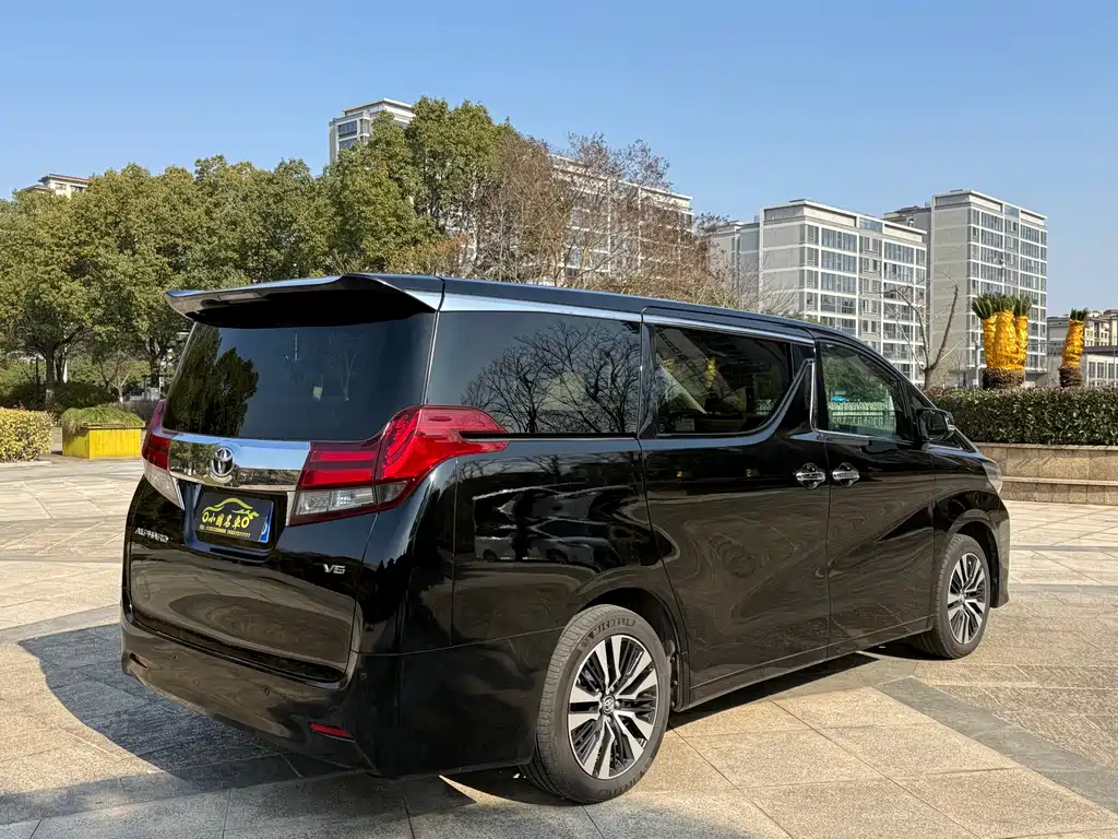 Toyota Alphard 2017 — фото 13