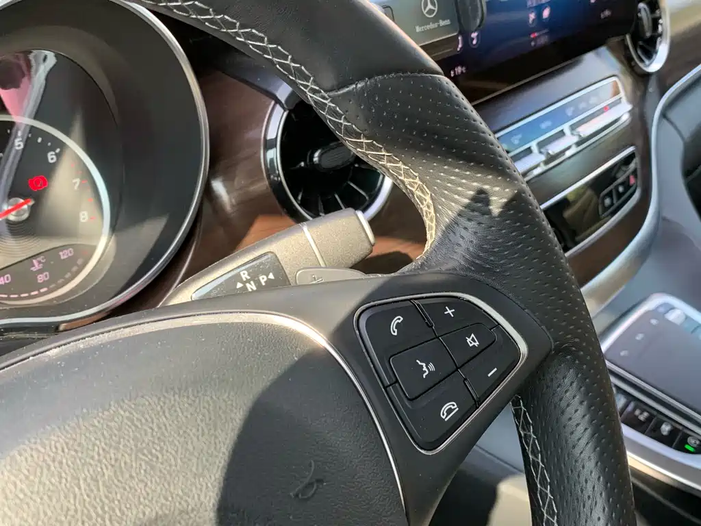 Mercedes-Benz V-Class 2022 — фото 25