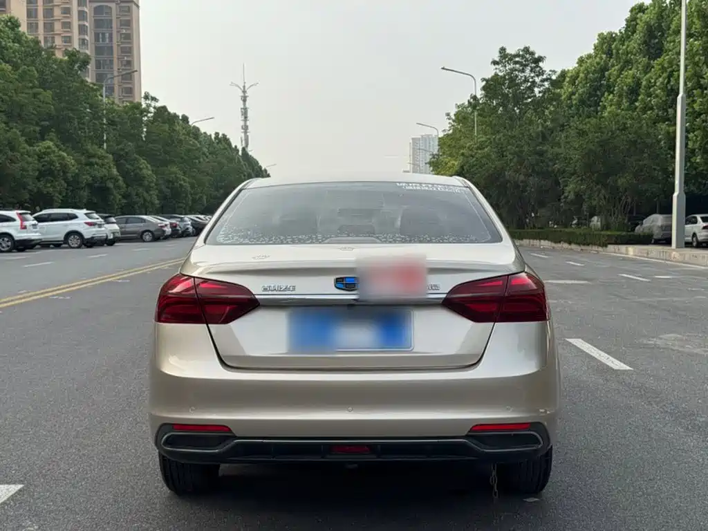Geely Emgrand 2018 — фото 10