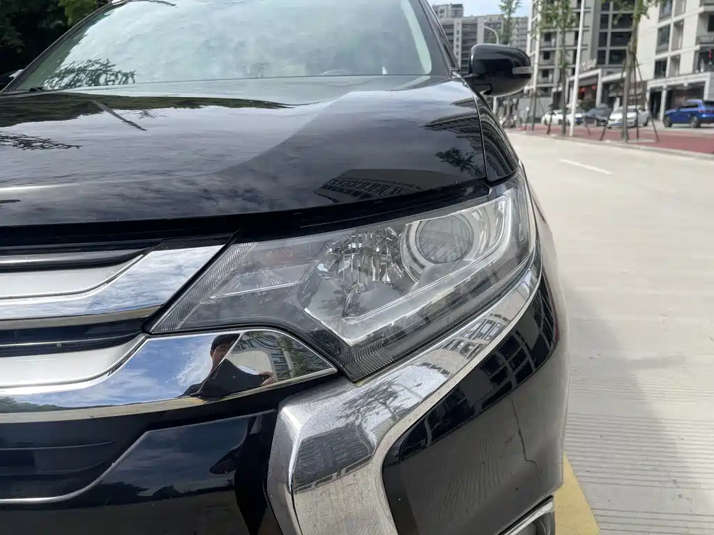 Mitsubishi Outlander 2018 — фото 15