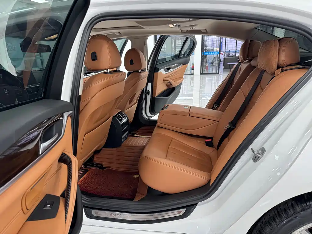 BMW 5 Series 2018 — фото 11