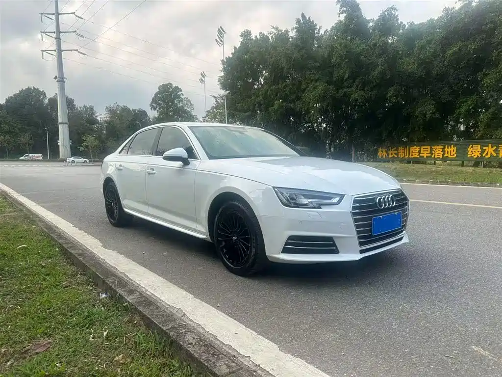Audi A4L 2018 — фото 1