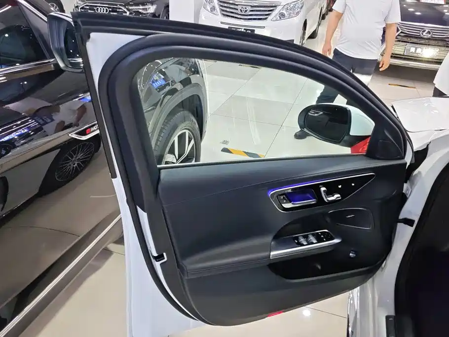 Mercedes-Benz C-Class 2024