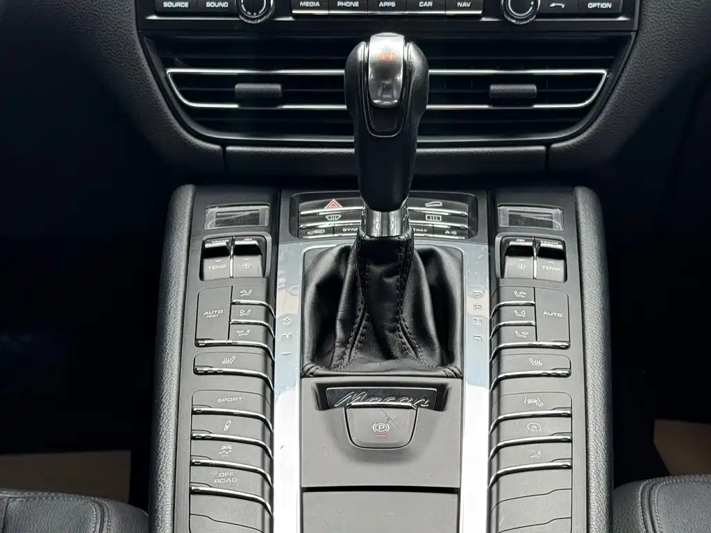 Porsche Macan 2019 — фото 18