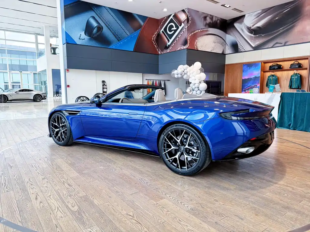 Aston Martin DB12 — фото 3