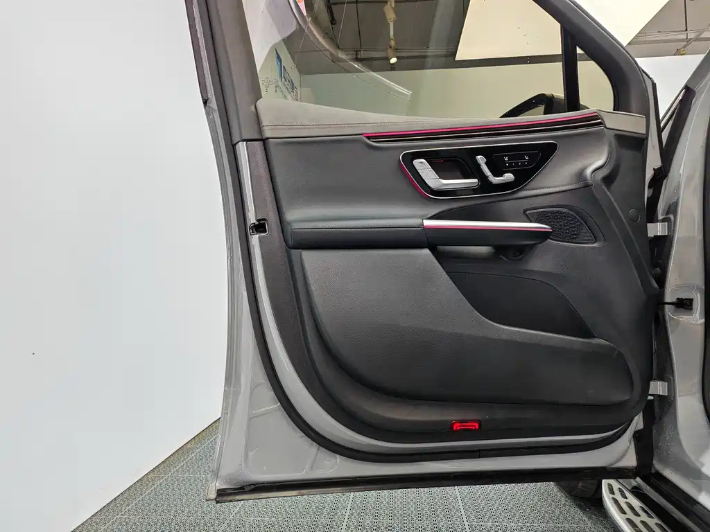 Mercedes-Benz EQE SUV 2024 — фото 13