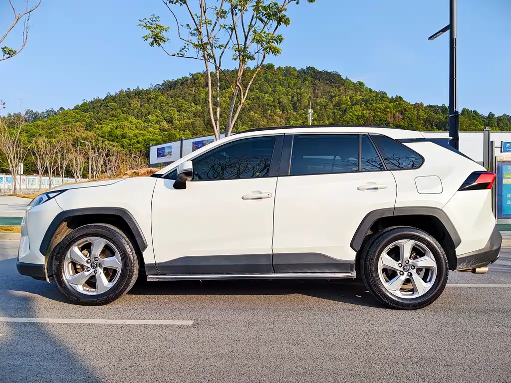 Toyota RAV4 2020 — фото 12
