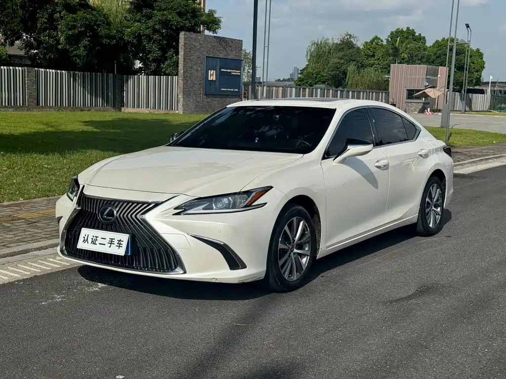 Lexus ES 2021 — фото 1