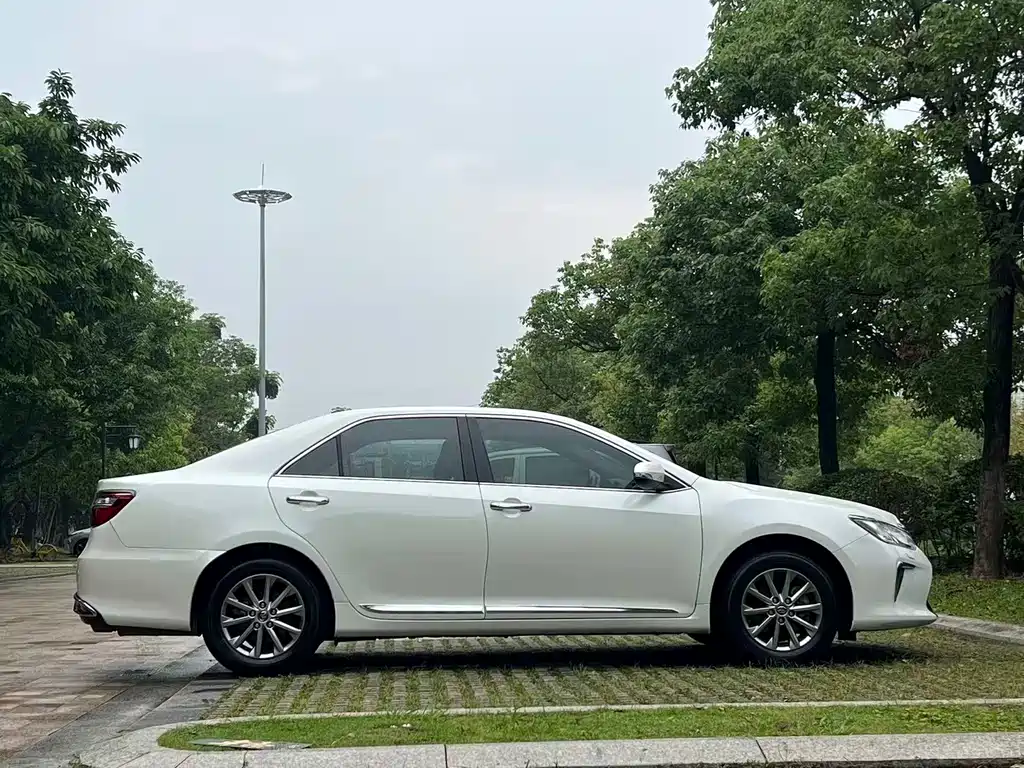 Toyota Camry 2017 — фото 7