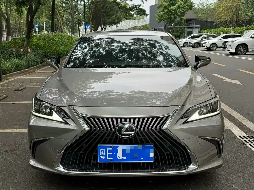 Lexus ES 2019 — фото 1
