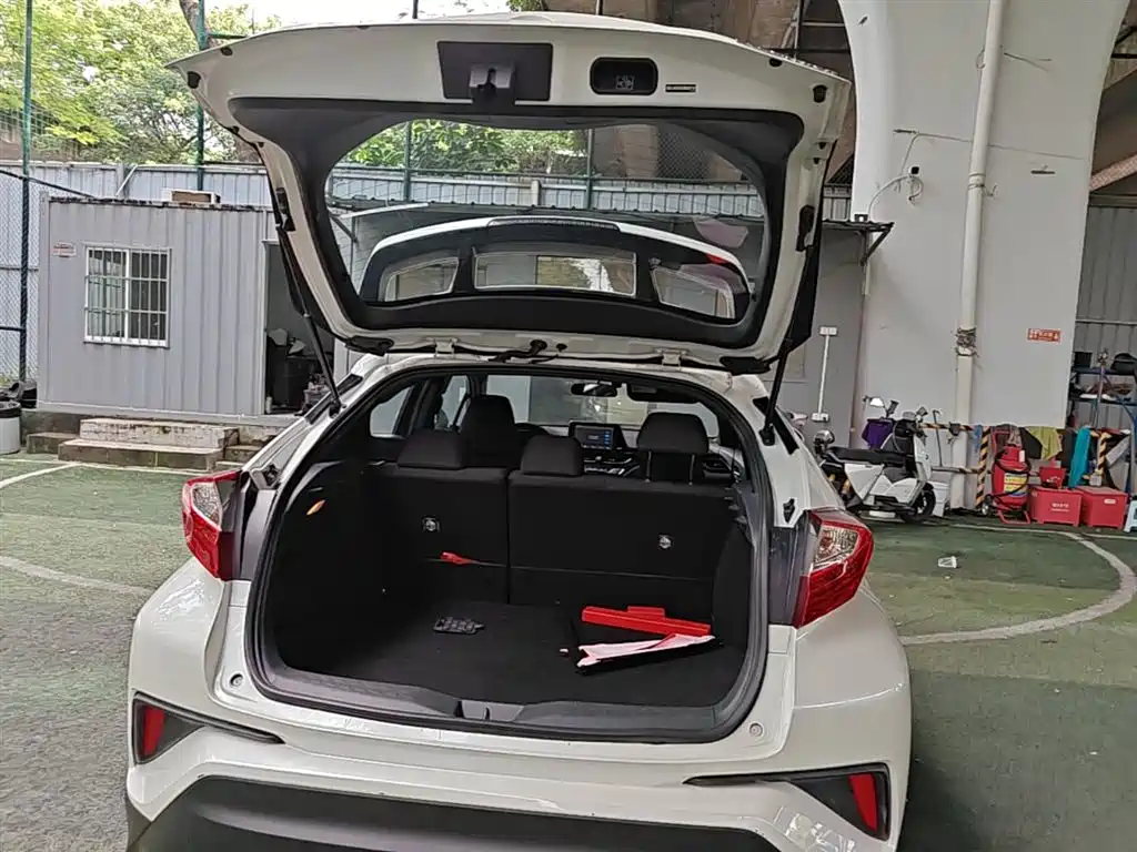 Toyota C-HR EV 2021 — фото 15