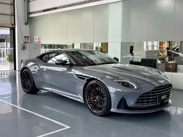 Aston Martin DB12 2025
