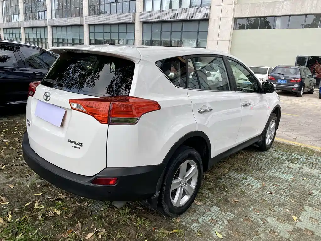 Toyota RAV4 2015 — фото 4